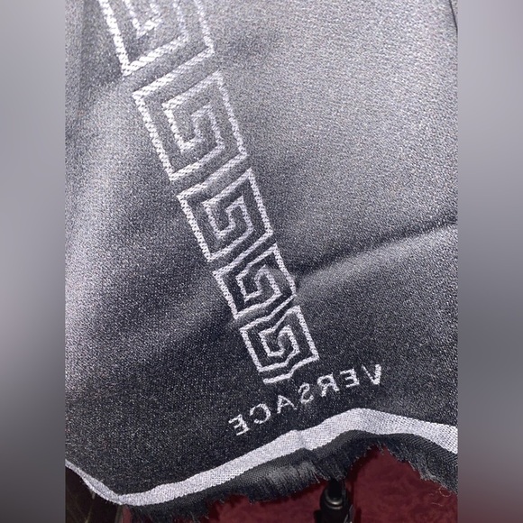 Versace Medusa Unisex Scarf NWT super soft and elegant - Picture 3 of 10